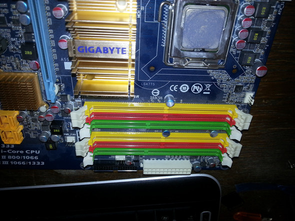 Das Mainboard mit den farbigen RAM Slots - (Mainboard, RAM, Arbeitsspeicher)